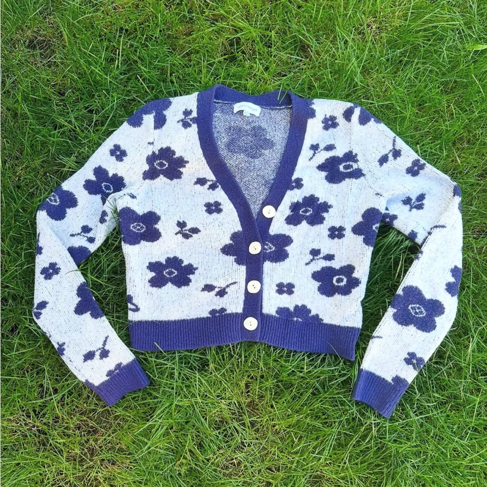 Soft Blue Floral Patterned Women's Button Up Cropped Cardigan Sweater